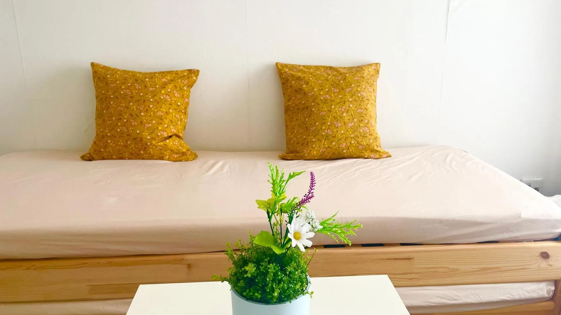 Apartment Simply White Guest Room302 Ōsaka